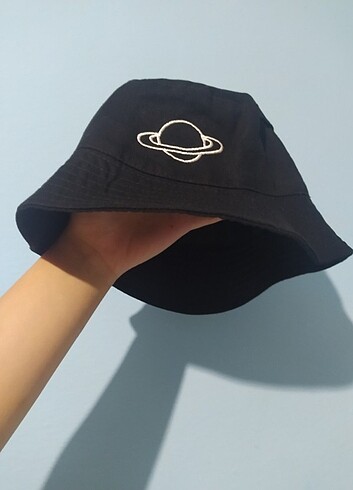 Saturnlu şapka 