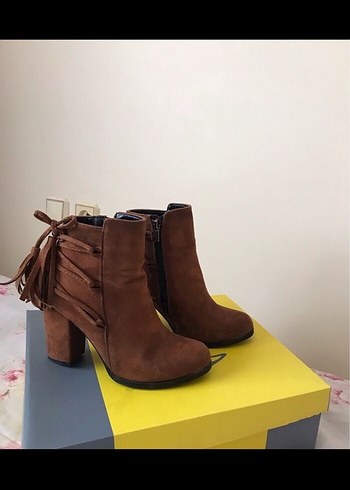 Zara Kahverengi Süet Tokalı Topuklu Bot