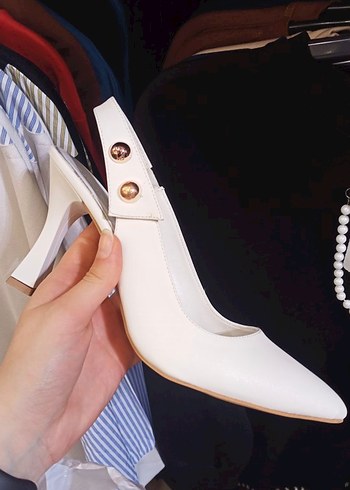 Beyaz Tokalı Stiletto Kadın Topuklu Ayakkabı