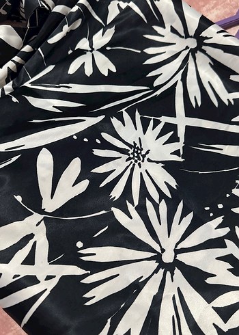 Siyah Beyaz Çiçek Desenli Uzun Kalın Askılı Elbise - Görsel 4