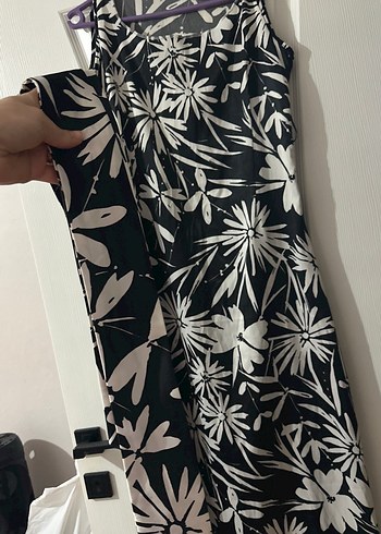 Siyah Beyaz Çiçek Desenli Uzun Kalın Askılı Elbise - Görsel 3