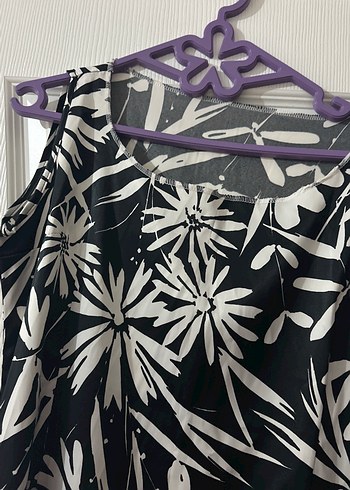 Siyah Beyaz Çiçek Desenli Uzun Kalın Askılı Elbise - Görsel 2