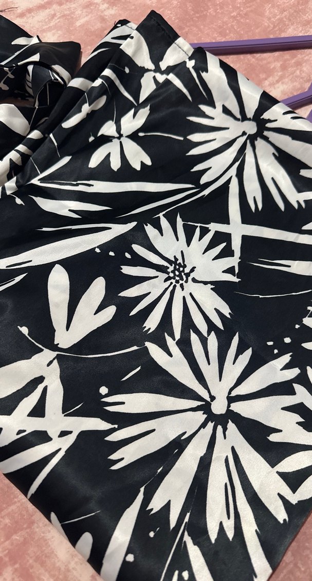 Siyah Beyaz Çiçek Desenli Uzun Kalın Askılı Elbise - Görsel 4