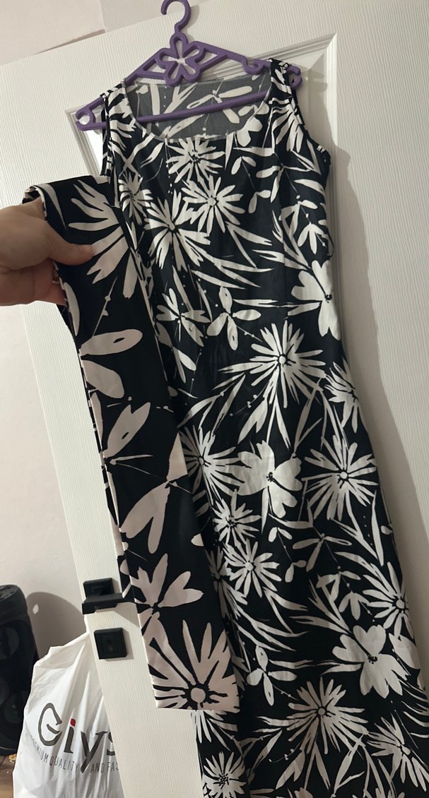 Siyah Beyaz Çiçek Desenli Uzun Kalın Askılı Elbise - Görsel 3