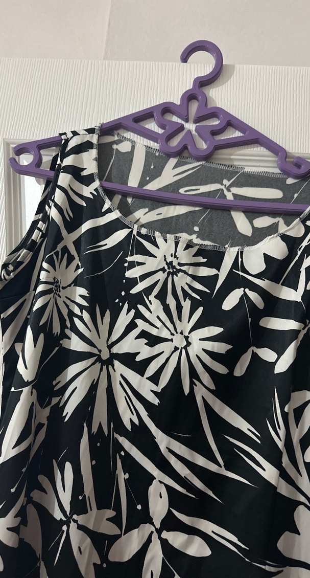 Siyah Beyaz Çiçek Desenli Uzun Kalın Askılı Elbise - Görsel 2