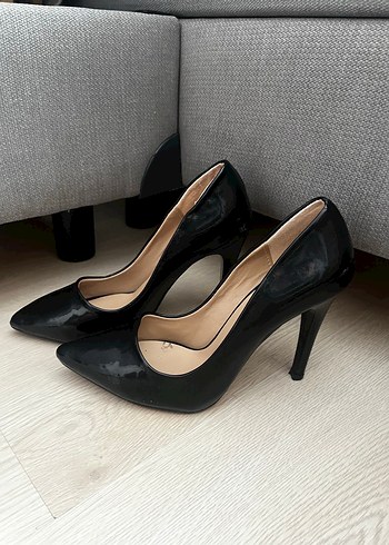 Siyah Rugan Stiletto Kadın Topuklu Ayakkabı