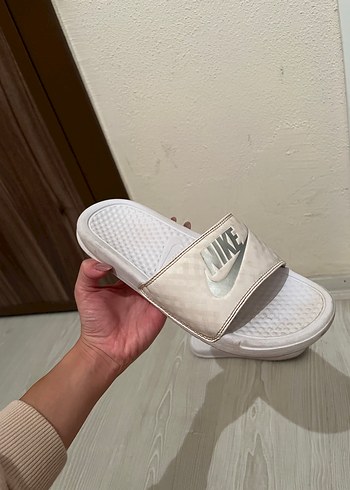 Beyaz Kadın Nike Bantlı Terlik - Görsel 5