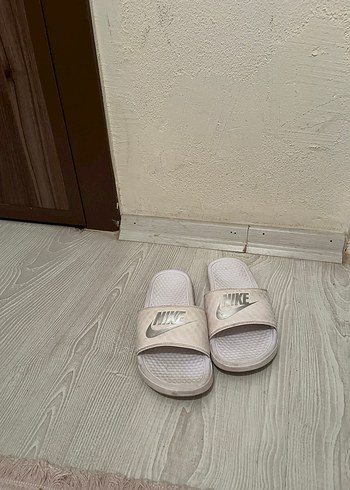 Beyaz Kadın Nike Bantlı Terlik - Görsel 2