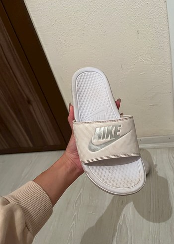 Beyaz Kadın Nike Bantlı Terlik - Görsel 4