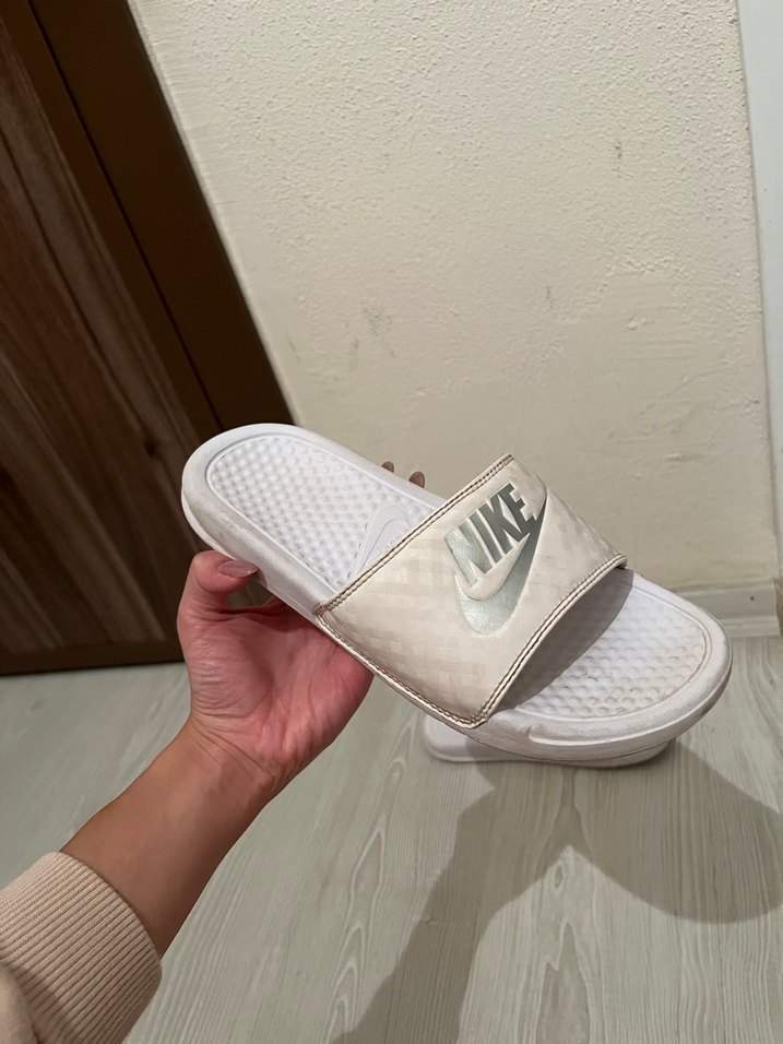 Beyaz Kadın Nike Bantlı Terlik - Görsel 5