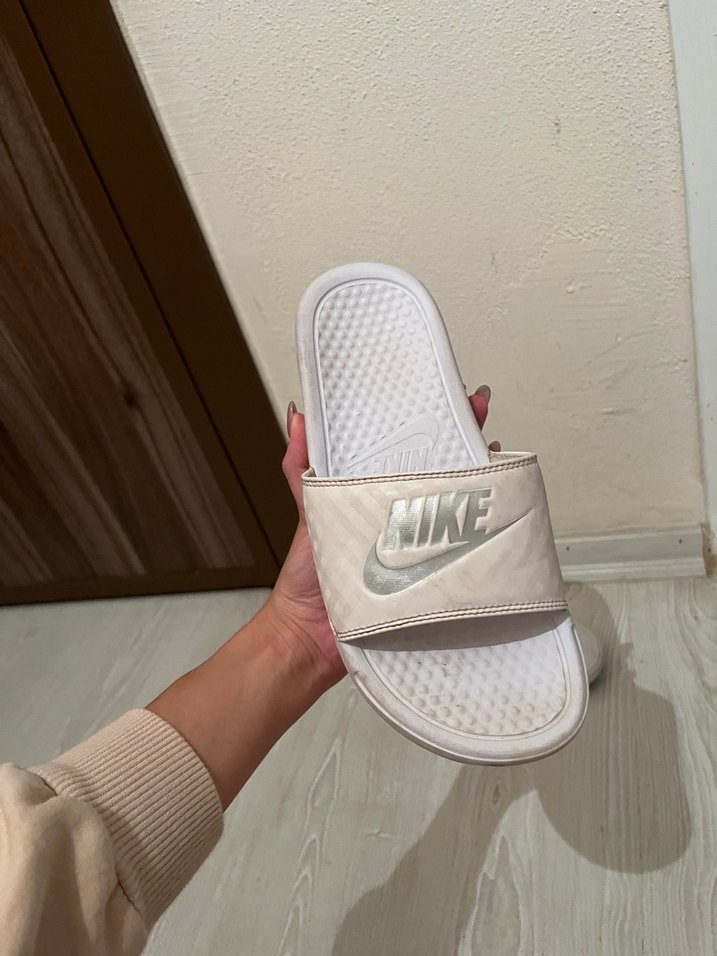 Beyaz Kadın Nike Bantlı Terlik - Görsel 4