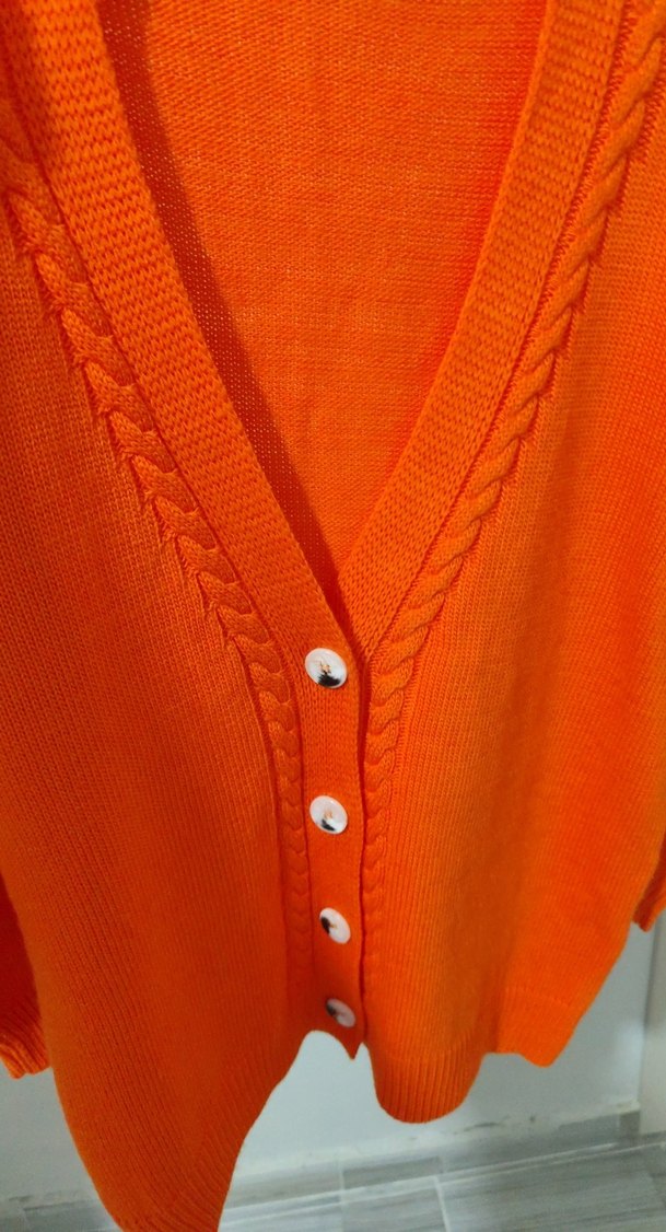 Turuncu V Yaka Düğmeli Kadın Hırka - Görsel 2