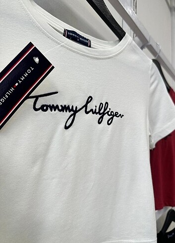 Tommy hilfiger nakışlı crop tişört 
