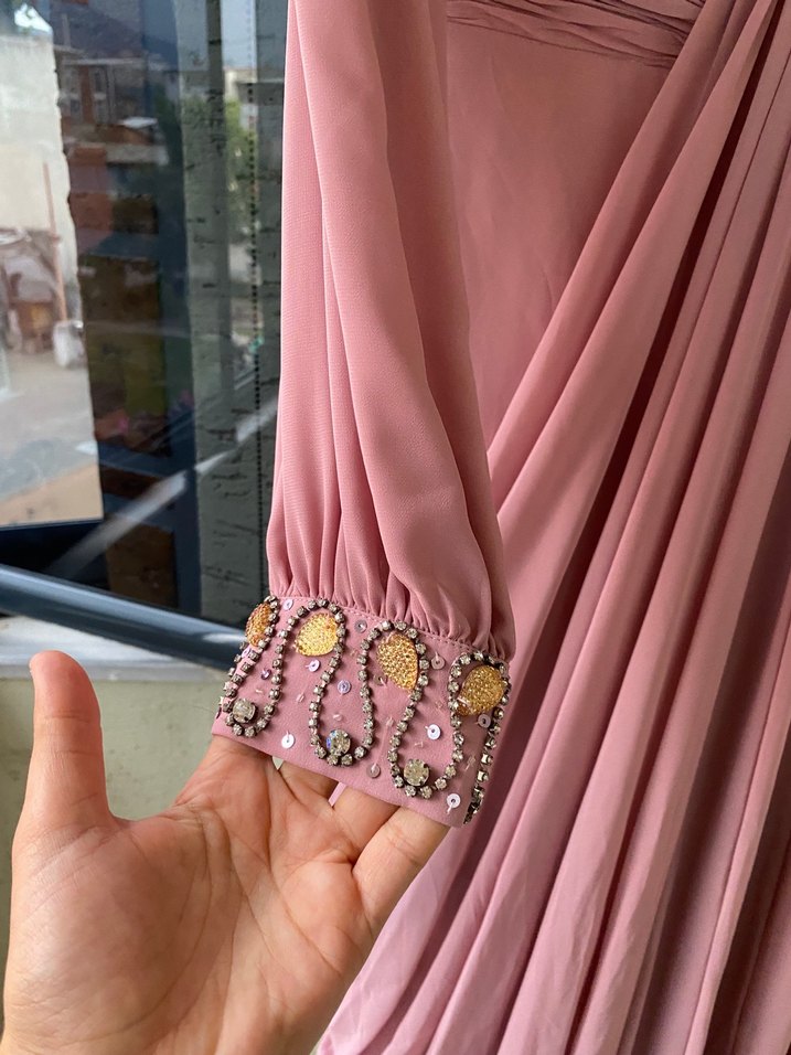 Pembe İşlemeli Uzun Kollu Drapeli Abiye Elbise - Görsel 4