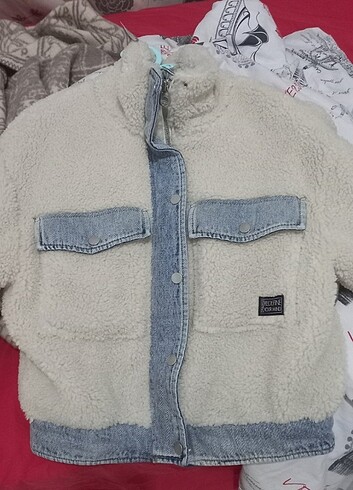 BERSHKA PELUS MONT CEKET 
