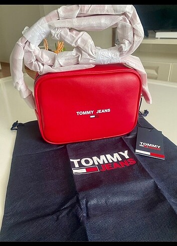 TOMMY HİLFİGER ASKILI KIRMIZI ÇANTA 