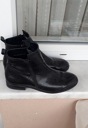 Az kullanılmış bot.Derisi parlaktır