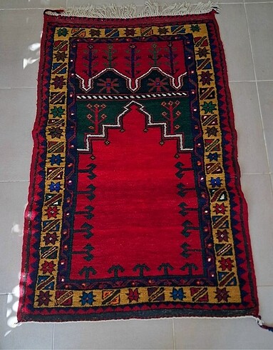 El dokuması yün halı