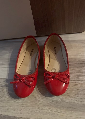 Kız Çocuk Kırmızı Saten Fiyonklu etek ve kırmızı ayakkabı - Görsel 3