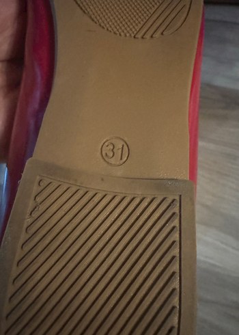 Kız Çocuk Kırmızı Saten Fiyonklu etek ve kırmızı ayakkabı - Görsel 4