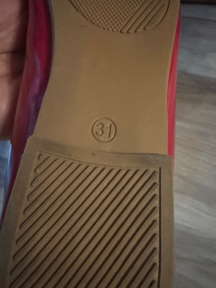 Kız Çocuk Kırmızı Saten Fiyonklu etek ve kırmızı ayakkabı - Görsel 4