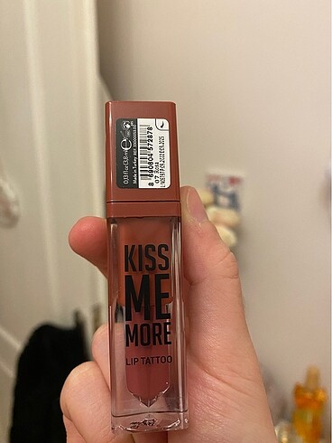 Kiss me more mat ruj