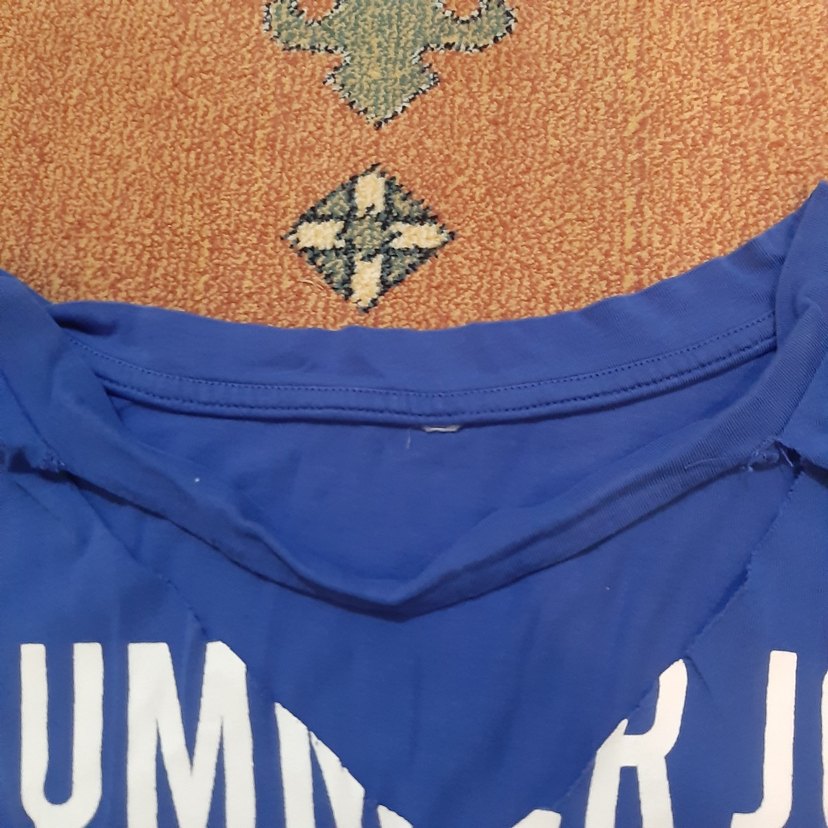 Dekolte Detaylı Lacivert Tişört - Görsel 3