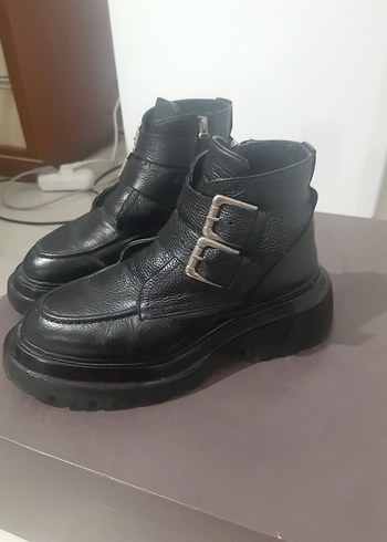 Bershka İLOVESHOES marka, Hakiki Deri Siyah Bot