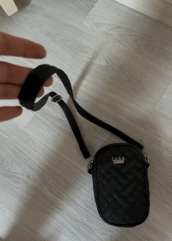 Zara Siyah Kadın Çapraz Askılı Çanta