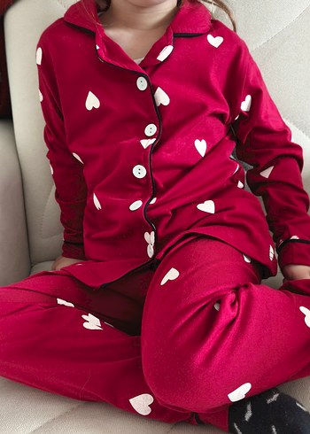 Kız Çocuk Kırmızı Düğmeli Kalp Desenli Pijama - Görsel 2