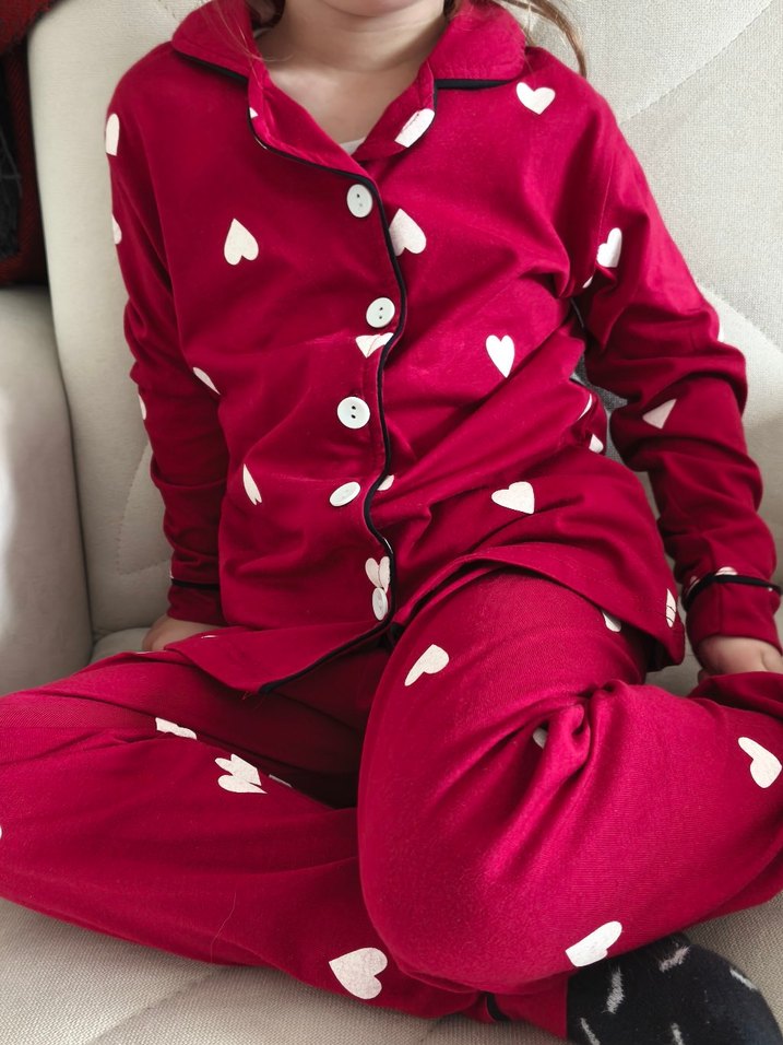 Kız Çocuk Kırmızı Düğmeli Kalp Desenli Pijama - Görsel 2