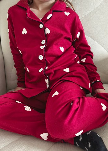Kız Çocuk Kırmızı Kalp Desenli Düğmeli Pijama - Görsel 2