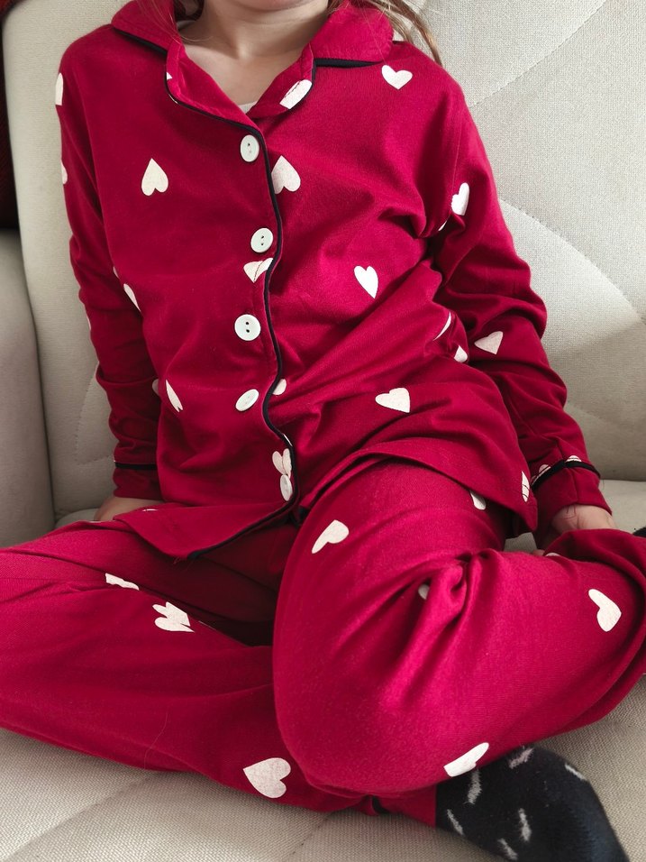 Kız Çocuk Kırmızı Kalp Desenli Düğmeli Pijama - Görsel 2