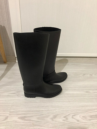 Siyah yağmur botu