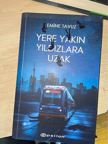 Yere yakın yıldızlara uzak kitap