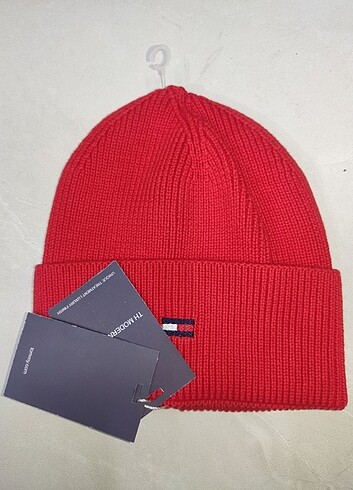 Tommy Hilfiger bere 