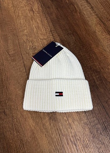 Tommy Hilfiger bere 