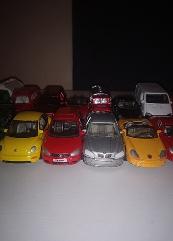Eski Mini Araba Koleksiyonu ile Plastik Oyuncak Arabalar