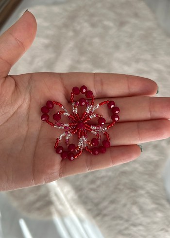 Kırmızı Boncuklu Nakışlı Broş
