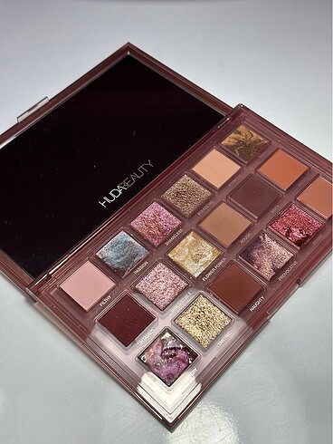 Huda Beauty Far paleti