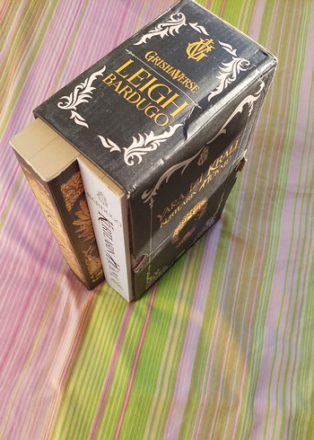 Beden Renk Leigh Bardugo - Yara İzi Kralı ve Kurtların Hükmü (kutulu)