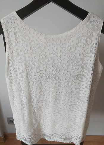 Dantel Detaylı Beyaz Kolsuz Keten Bluz - Görsel 3