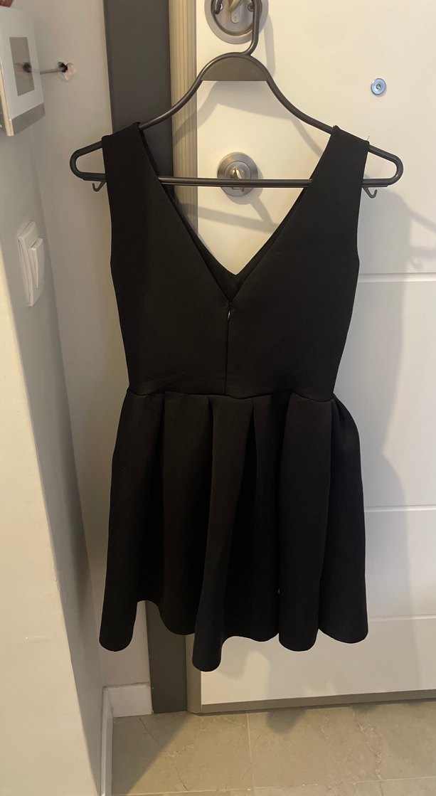 V Yaka Siyah Pilili Midi Elbise - Görsel 2