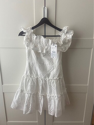 Zara Omzu Açık Kısa Elbise