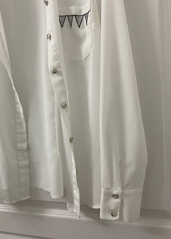 Nakışlı Yakalı Beyaz Kadın Gömlek - Görsel 3