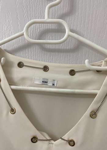 Zincir Detaylı Beyaz V Yaka Kadın Bluz - Görsel 2