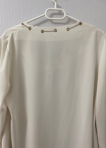 Zincir Detaylı Beyaz V Yaka Kadın Bluz - Görsel 5