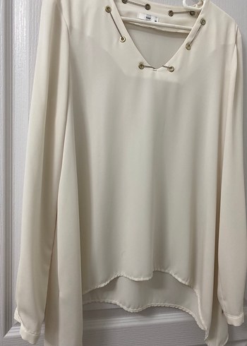 Zincir Detaylı Beyaz V Yaka Kadın Bluz - Görsel 3
