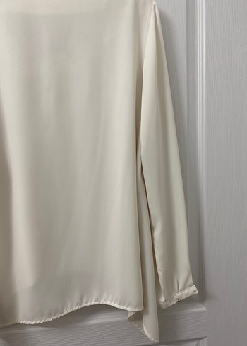 Zincir Detaylı Beyaz V Yaka Kadın Bluz - Görsel 7