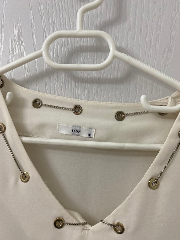 Zincir Detaylı Beyaz V Yaka Kadın Bluz - Görsel 2